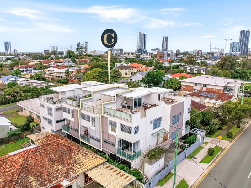 SENSATIONAL TRI-LEVEL APARTMENT WITH ROOFTOP TERRACE & CITY VIEWS!