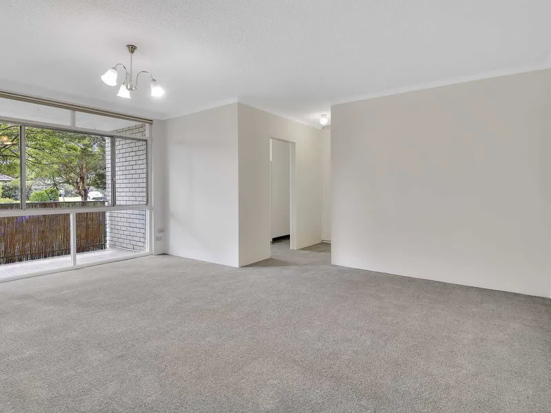 Convenient apartment at the front of the block 