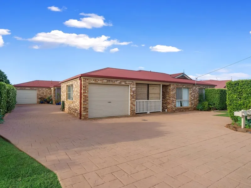 MODERN UNIT WALKING DISTANCE TO SHOPS & UNI! 