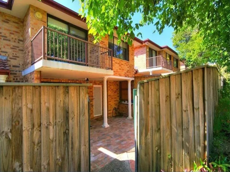 4 Bedroom Townhouse with Double Lock Up Garage And Private Court Yard