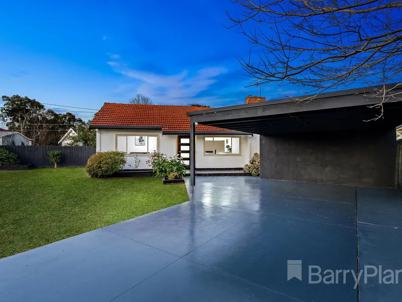 Exquisite Living Steps From Central Noble Park