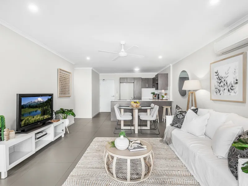 FRESH, MODERN & TOP FLOOR APARTMENT LIVING!