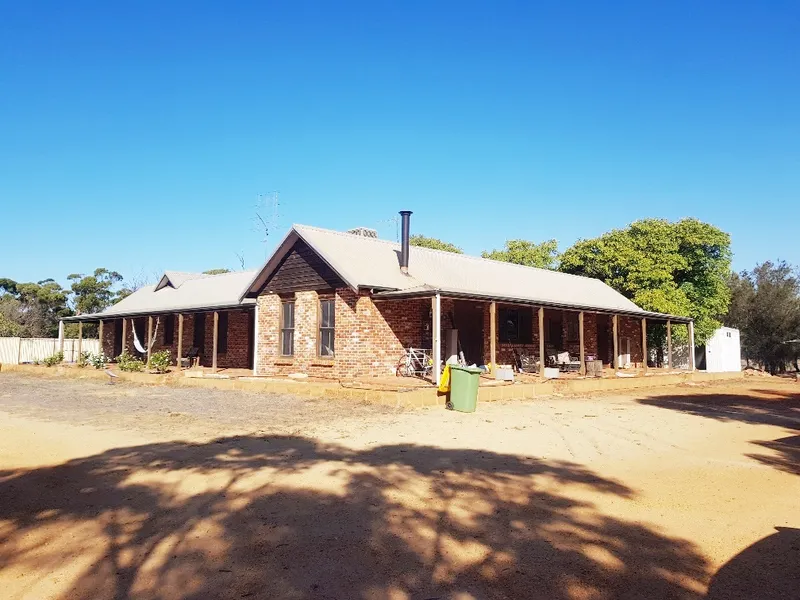 LARGE BRICK HOMESTEAD on 3 x 1.68Ha Lots