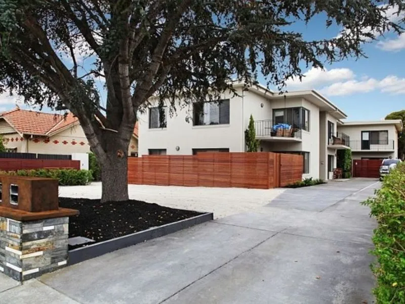 Private Courtyard- Ground Floor Apartment