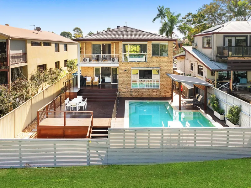 Exquisite Urban Oasis with Scenic Lake Views in Central Benowa
