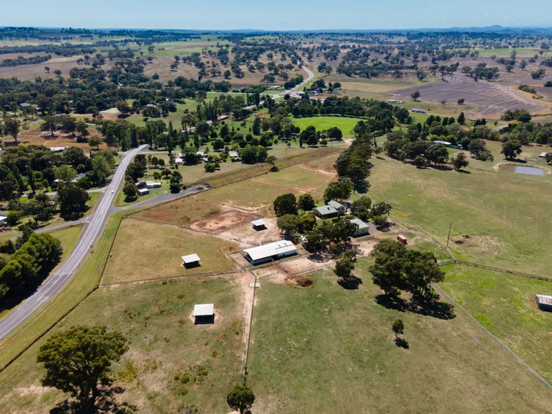 HORSE ENTHUSIAST DREAM PROPERTY!