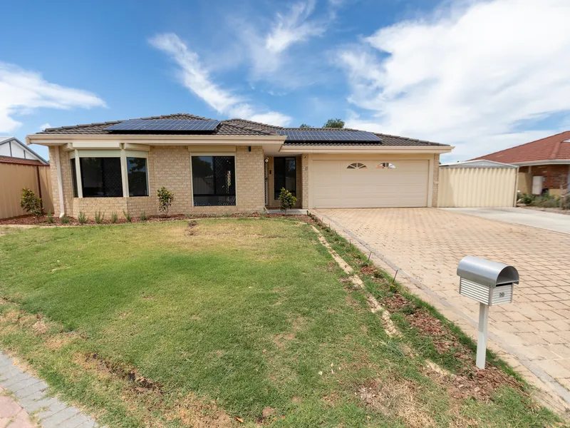 IMMACULATE 3/4 BEDROOM HOME WITH LOTS PARKING