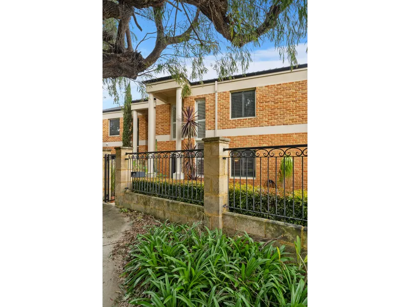 SUPERB TOWNHOUSE, AMAZING LOCATION!