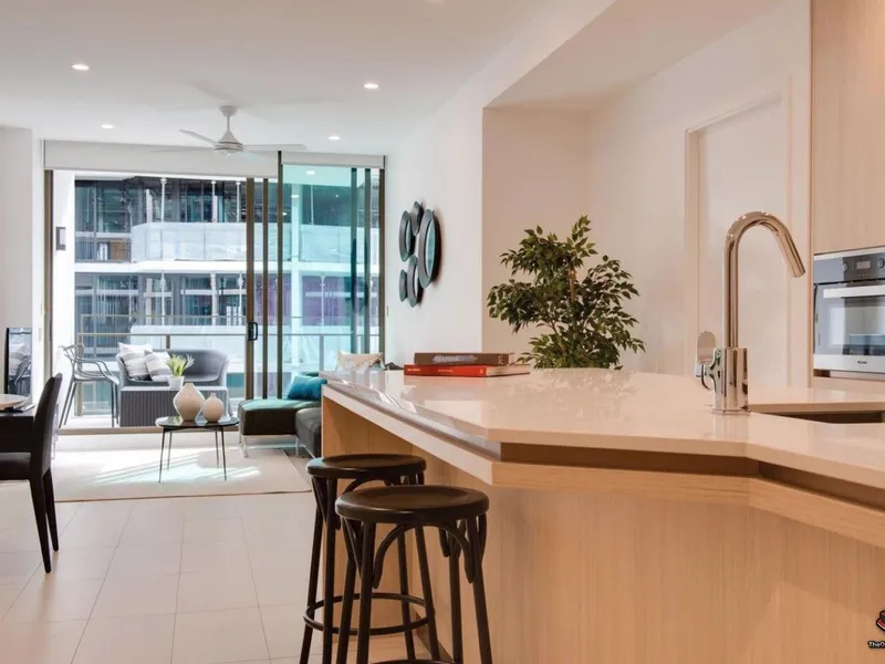 ST TROPEZ LEVEL 20 - 2 BEDROOM 2 BATHROOM & 2 CARPARKS APARTMENT PLUS A LARGE STUDY ROOM