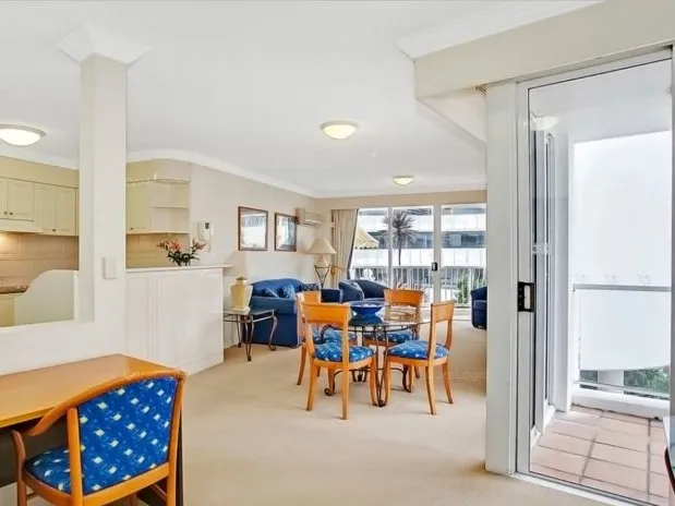 Delightful 1 bedroom plus Study (2nd Bedroom) Broadbeach