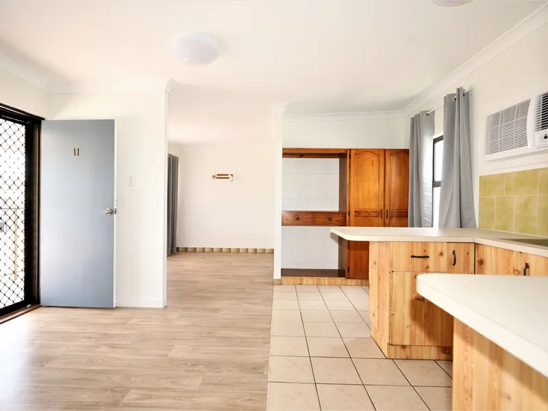 Upstairs Unit - Mini Reno - Air Conditioner - Carport - Pool