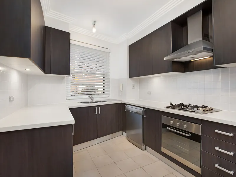 RENOVATED APARTMENT IN COSMOPOLITAN LOCATION