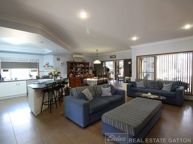 QUALITY HOME ON OVER ELEVATED ACRE BLOCK