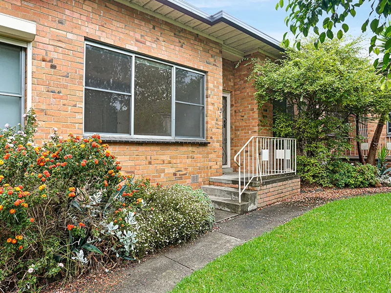 Stones throw from High Street