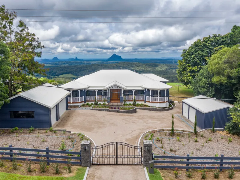 BRAND NEW COUNTRY HAMPTON'S HIDEAWAY WITH CAPTIVATING GLASS HOUSE MOUNTAIN VIEWS!