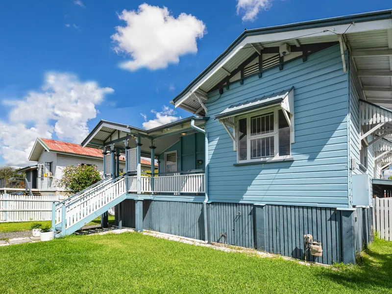 ABSOLUTELY FABULOUS ON ARCHIBALD!