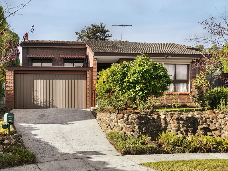 Ideal Family Living in the Viewbank College Zone