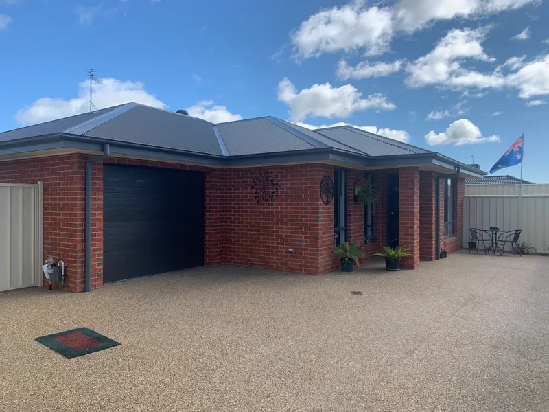 PRIVATE 2 BEDROOM TOWNHOUSE IN GREAT LOCATION