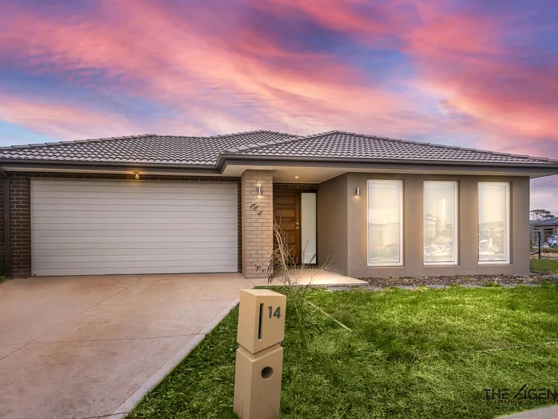 Near new family entertainer in the Rothwell Estate!!