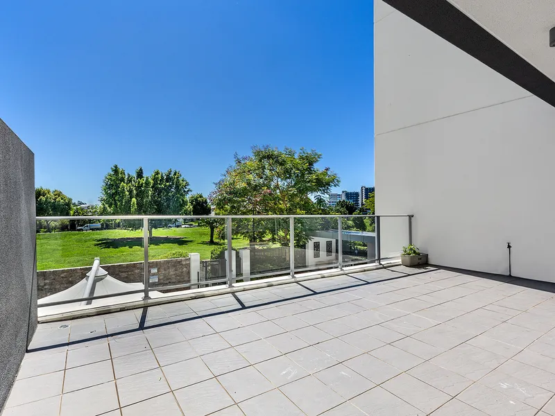 2 Bedroom, 2 Bathroom plus Study Luxury Apartment in the Perfect Location 