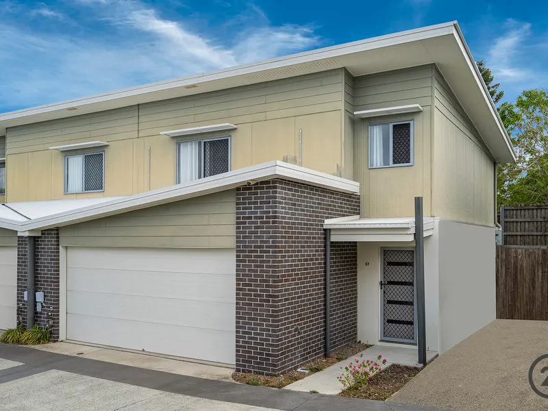 Contemporary home at Stretton school catchment!