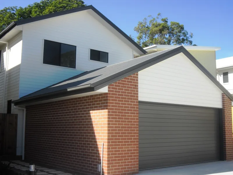 Free standing Townhouse !