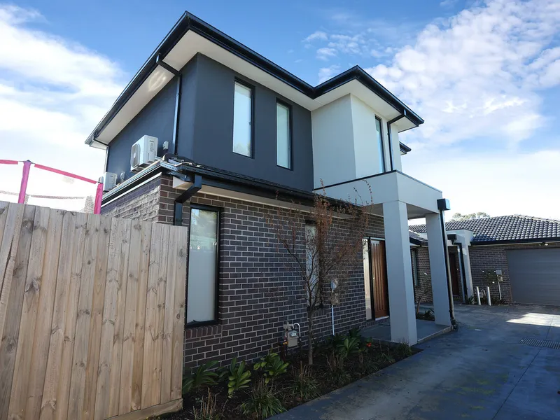 Outstanding 2 Bedroom Townhouse - Gardening Maintenance Included