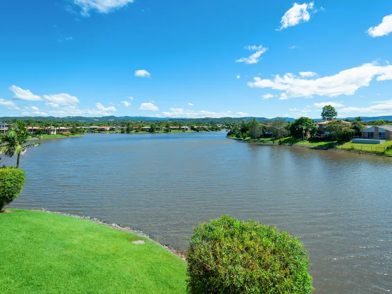 AWESOME WATER ASPECT. GREAT OPPORTUNITY.