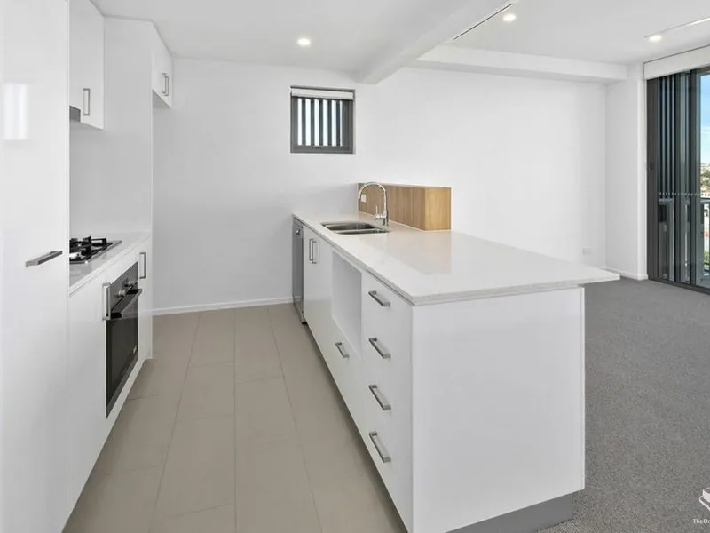 Morden Apartment On The Park