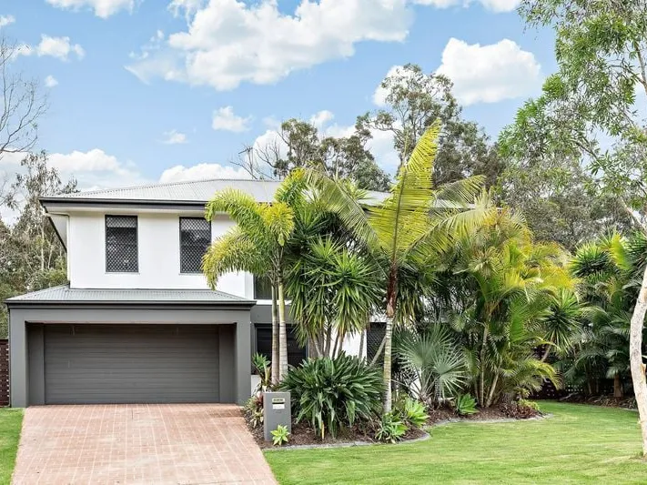 LARGE FAMILY HOME WITH POOL IN THE RESERVE ESTATE