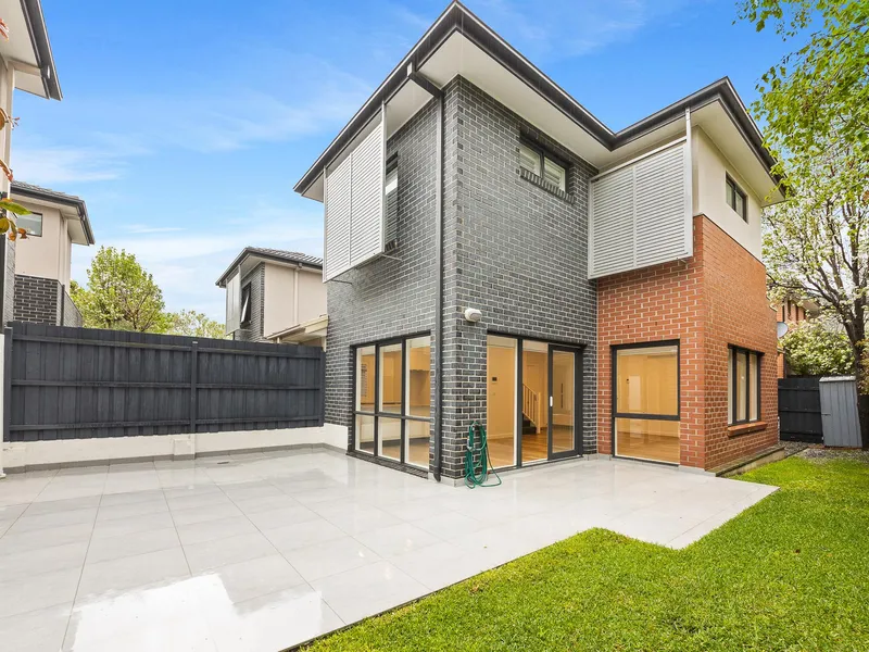 Recently refurbished, 3 bedroom town residence, With a massive entertainers courtyard