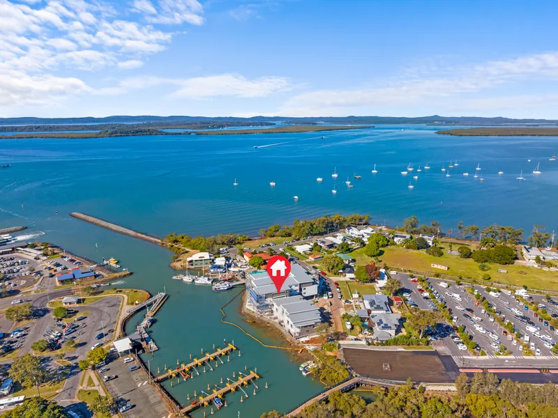 LUXURY WATERFRONT APARTMENT… SUB PENTHOUSE