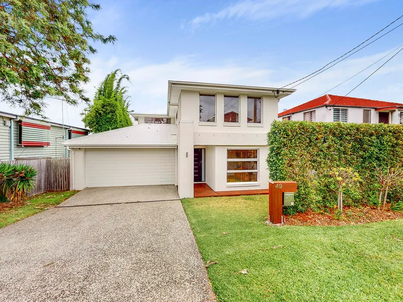 4 Bedroom Home, 450m To The Beach!