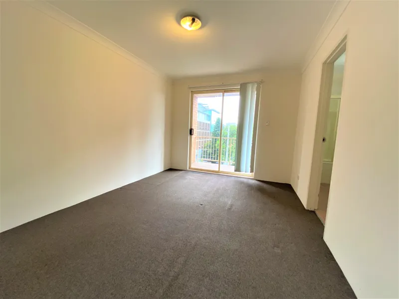 OVERSIZED TOP FLOOR ONE BEDROOM APARTMENT IN A BOUTIQUE SECURITY BUILDING!