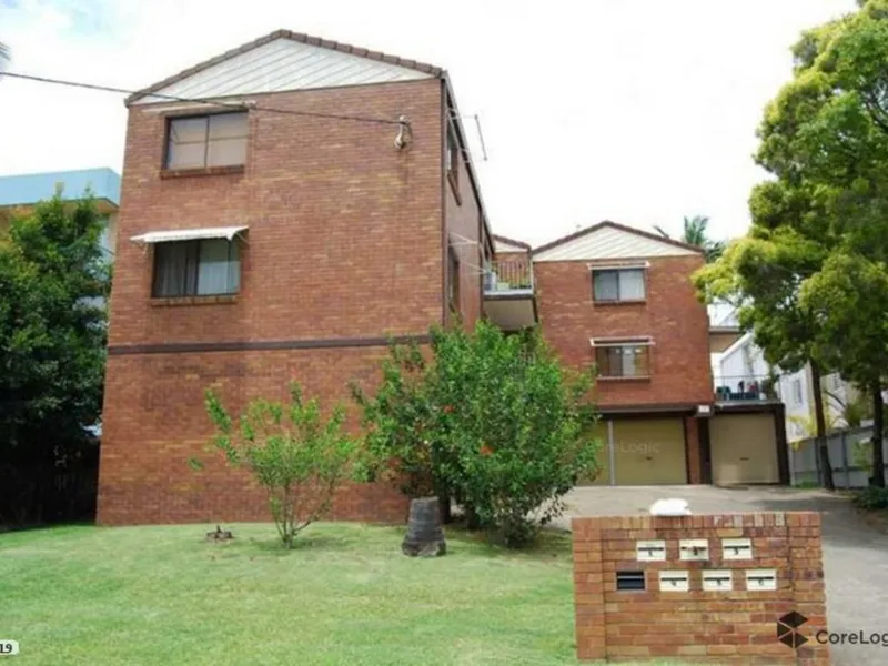 Two Bedroom Unit - Single Lockup Garage - Walk Anywhere - Southport