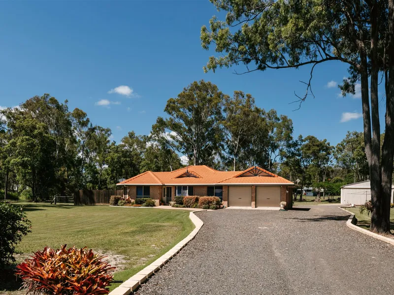 Acreage living on outskirts of town!
