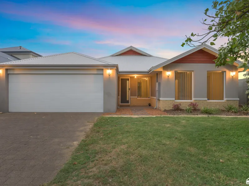 LOW MAINTENANCE 4 X 2 HOME IN THE GLADES!