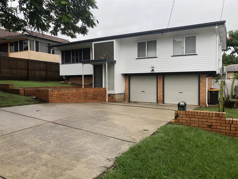 LARGE 3 BDR Highset in Aspley