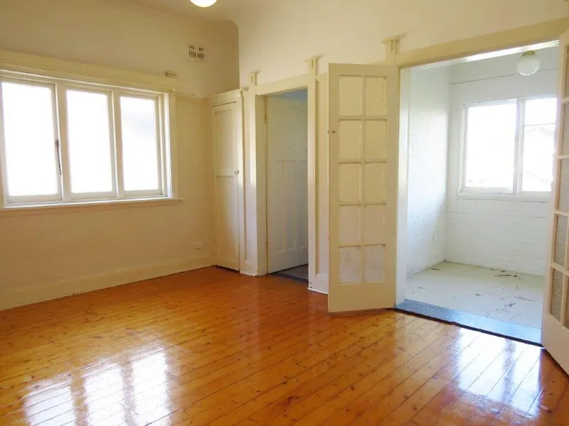 BRIGHT SPACIOUS ONE BEDROOM APARTMENT WITH SUNROOM - MAXIMUM SIX MONTH LEASE!
