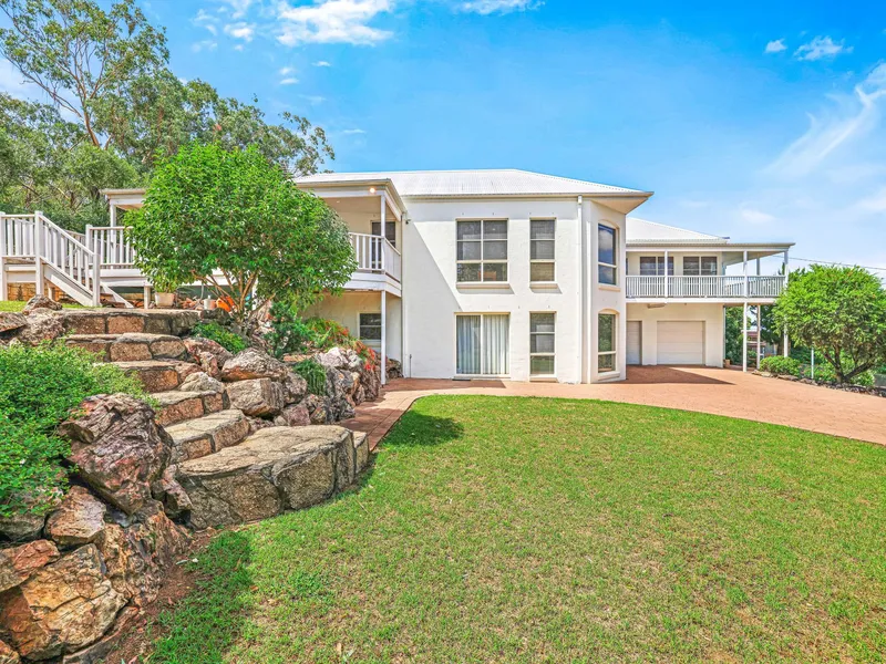 CITY LIVING IN A PICTURESQUE SETTING - PANORAMIC VIEWS & ULTIMATE PRIVACY