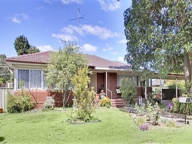 CLOSE TO TOWN & SCHOOLS