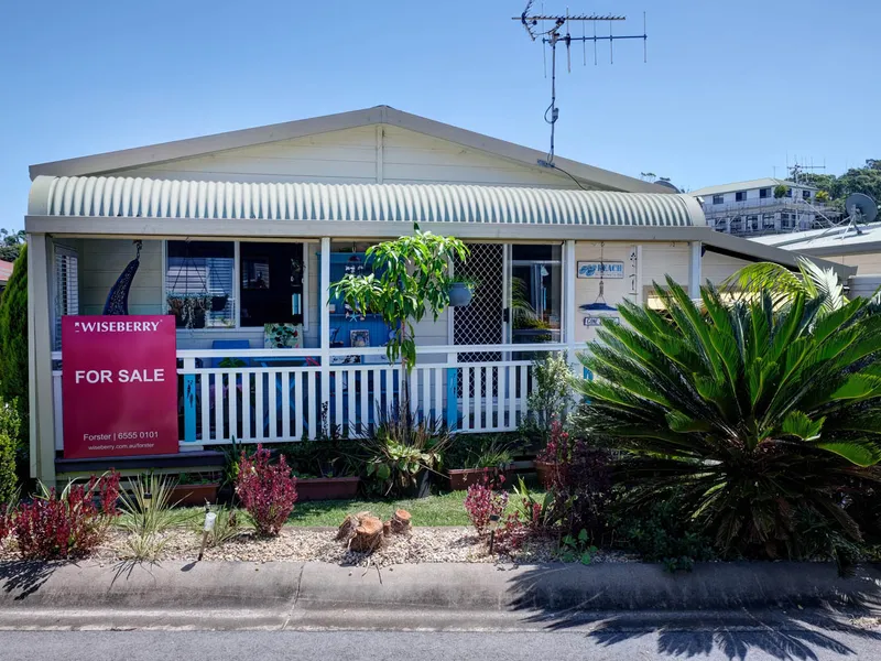 MINUTES WALK TO BEACH