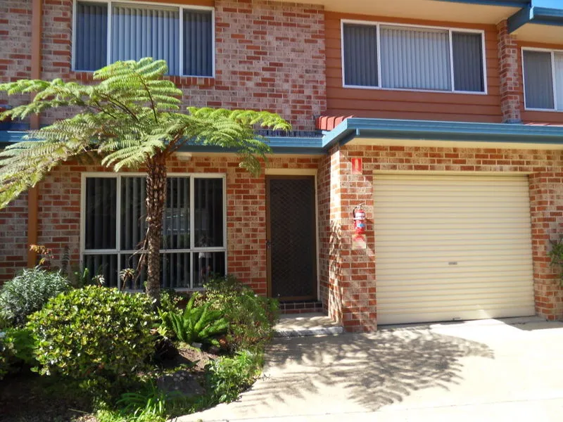 2 BEDROOM TOWNHOUSE IN TOWN CENTRE LOCATION