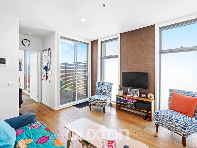 TOP FLOOR 1BR APARTMENT