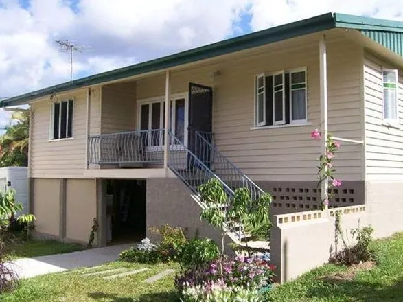 GREAT HOME, NICE SIZED BLOCK - IN TOWN!