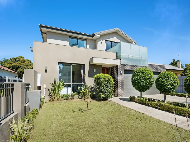 Luxury home on premium location with own title! 