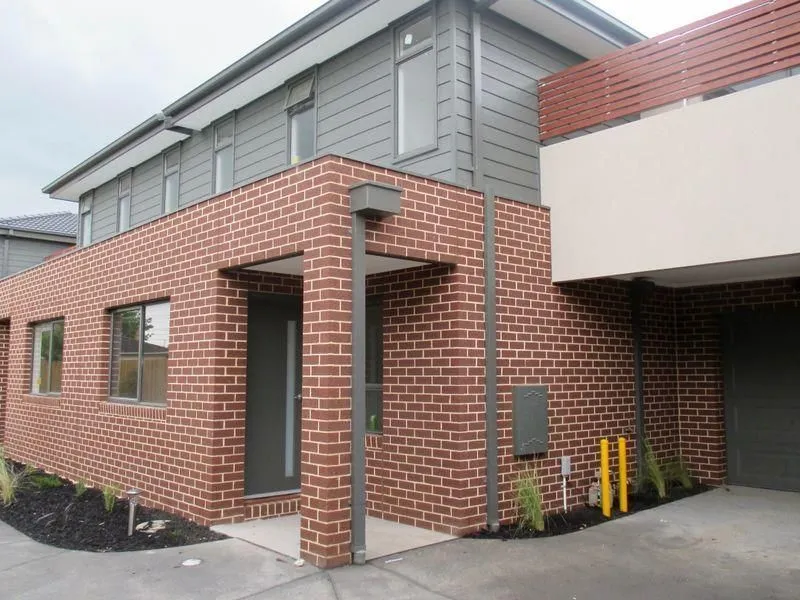 CONVENIENTLY LOCATED 3 BEDROOM TOWNHOUSE!