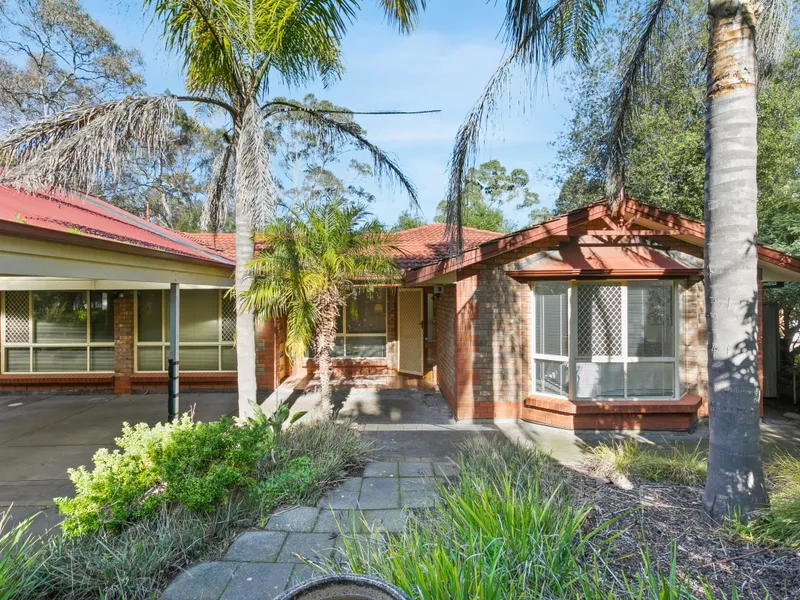 EXTRAordinarily BIG - 4/5 Bedrooms plus Self Contained Studio, Stunning Turquoise Pool… perfect for blended & extended families!