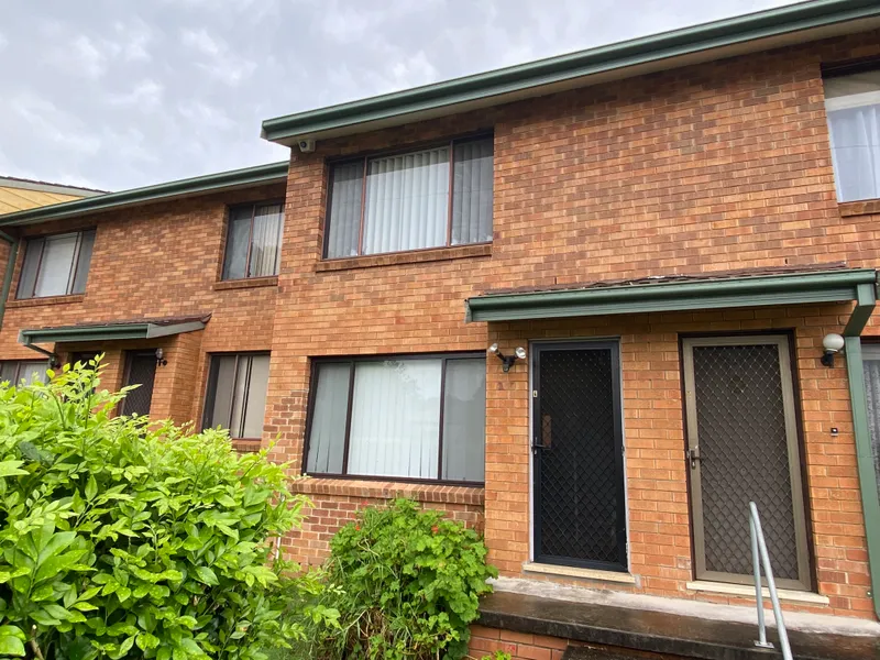 2 BEDROOM TOWNHOUSE OVERLOOKING PARK AND A SHORT WALK TO WERRINGTON STATION!