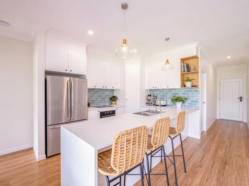 Beautiful flat block overlooking a green belt